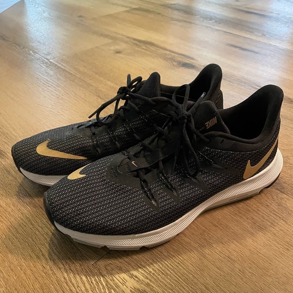 Sold Nike tennis shoes - Picture 1 of 4